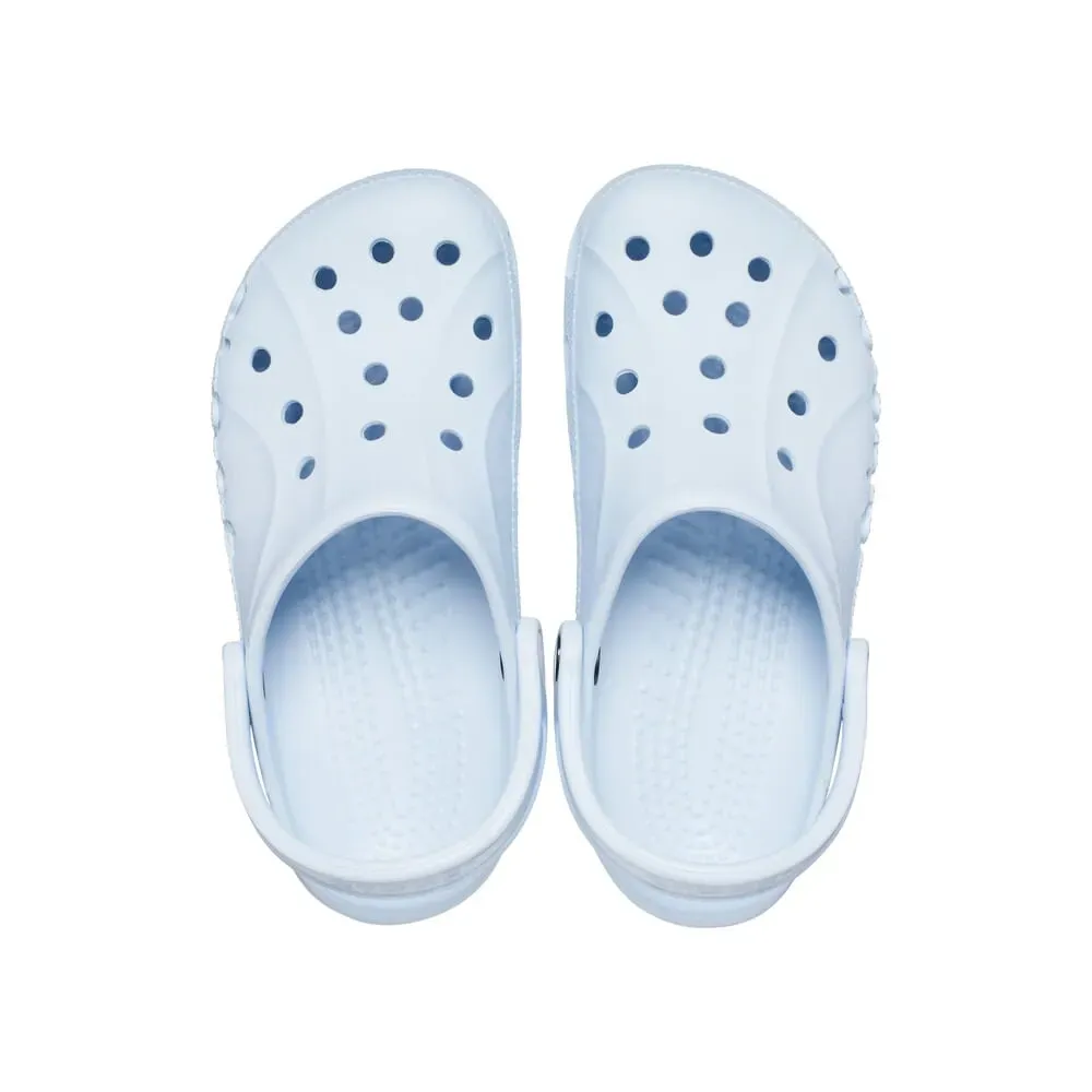 Par de babuches Crocs azul mineral mostrando design e logotipo da marca